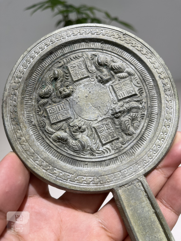 明 四兽方枚纹手柄镜 - 图3